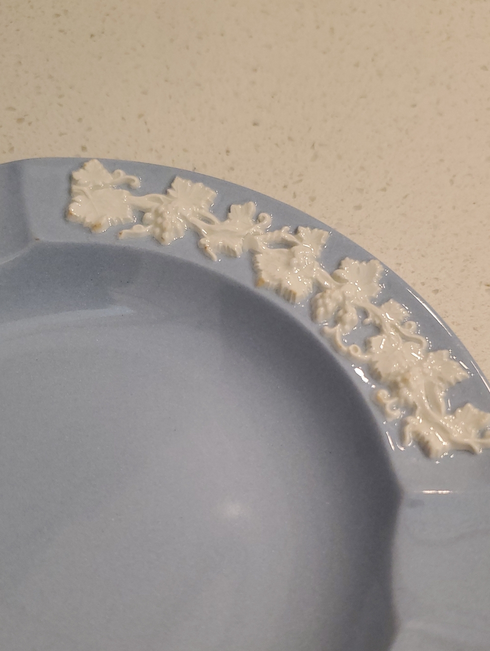 Wedgwood Embossed Cream on Lavender Shell Edge 3 Slot Small Ashtray - Picture 7 of 7